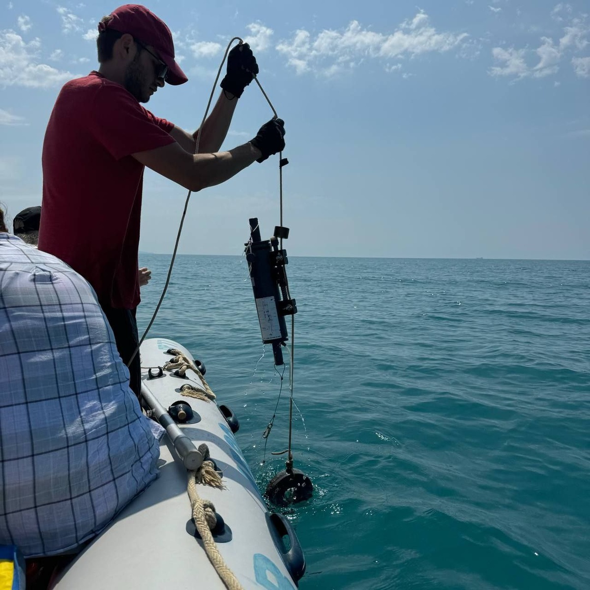 Работа с батометром в открытом море Автор: Широва Ульяна