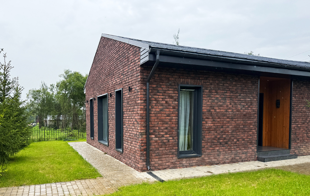 Одноэтажный коттедж площадью 110 кв.м с участком 6 соток и всеми коммуникациями. В доме установлены окна, входная группа с отделкой лиственницей.