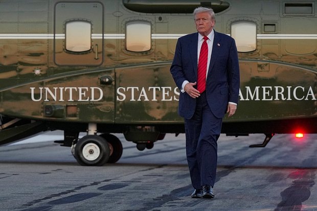    Президент США Дональд Трамп покидает борт самолета Marine One, чтобы сесть на борт Air Force One в международном аэропорту Лихай-Вэлли, Аллентауна, штат Пенсильвания, США, 3 августа 2025 года. Фото: Ken Cedeno / Reuters
