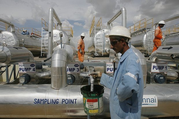    Сотрудники Cairn India на объекте хранения сырой нефти вблизи месторождения Мангала в Бармере, штат Раджастхан, 29 августа 2009 года. Фото: Parth Sanyal / Reuters