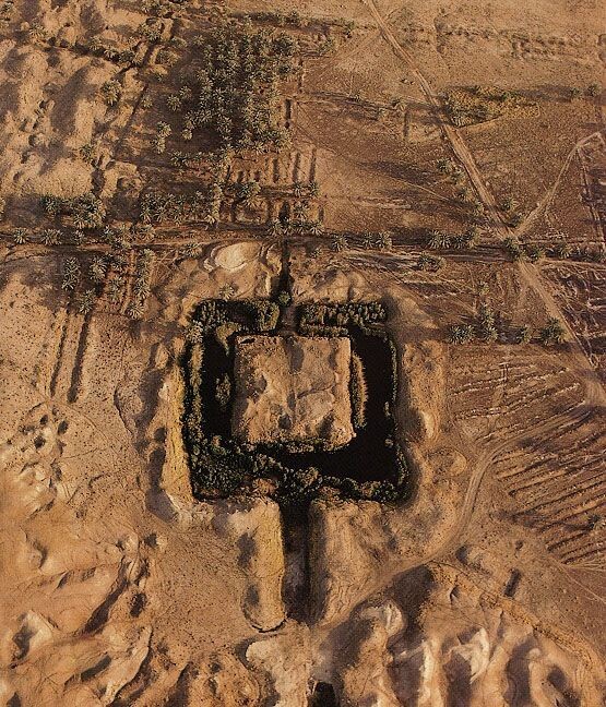 Остатки зиккурата Этеменанки в Вавилоне поле раскопок. Вид с воздуха.