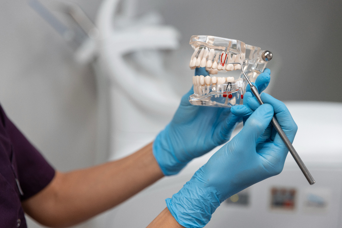 фото взято из https://ru.freepik.com/free-photo/close-up-dentist-instruments_94938462.htm#fromView=image_search_similar&page=1&position=2&uuid=76621591-9d90-4c4e-96c1-a58eab54f00a&query=стоматология+