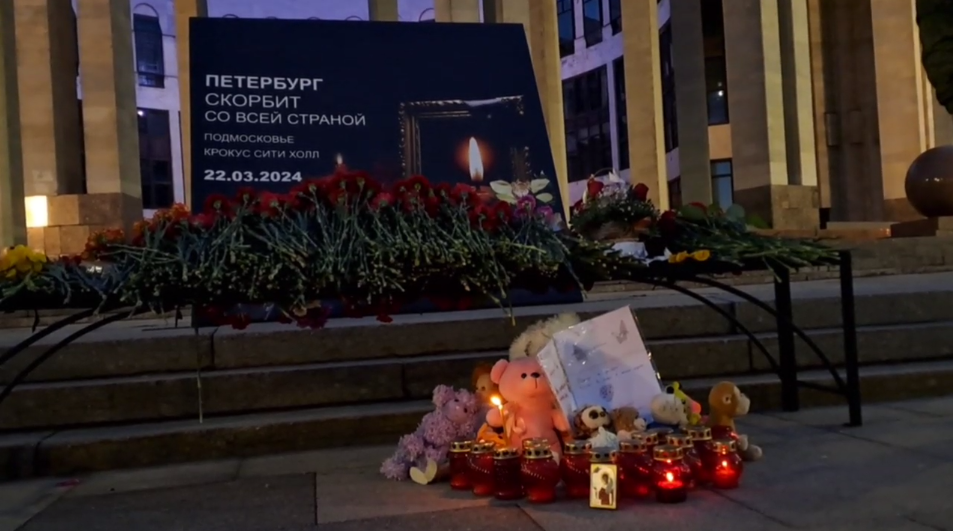    Мемориал жертвам теракта в «Крокусе» у Российской национальной библиотеки 30 марта 2024 года. Фото: Мойка78