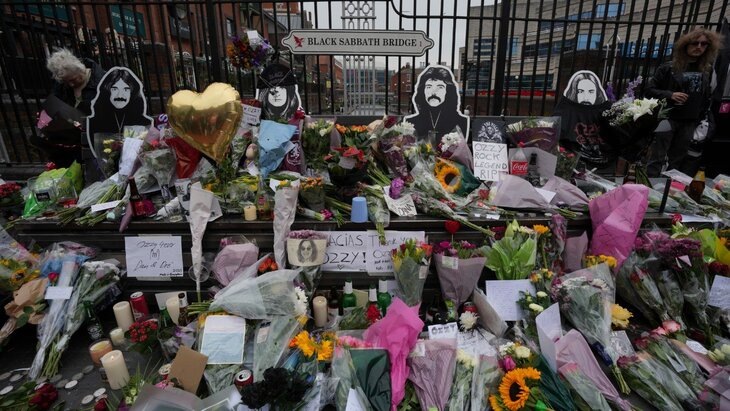 Цветы у скамейки Black Sabbath в день прощания с Оззи