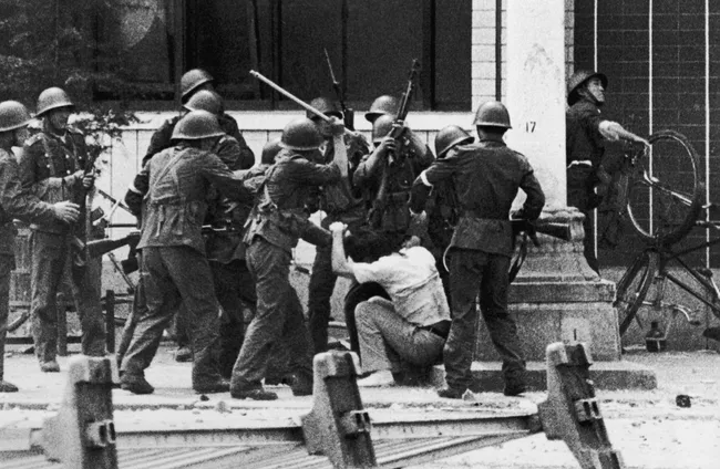 Полиция избивает участников студенческих протестов на площади Тяньаньмэнь