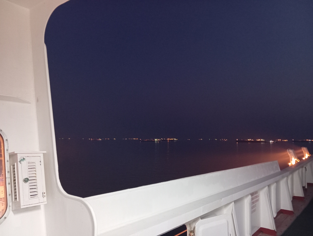 Огни многочисленных судов на якоре у Фуджейры