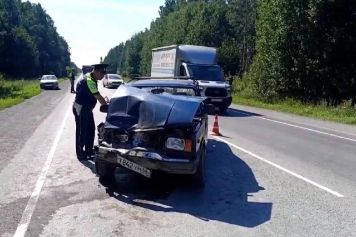    Под Екатеринбургом столкнулись Mazda и «ВАЗ», погиб пожилой водитель
