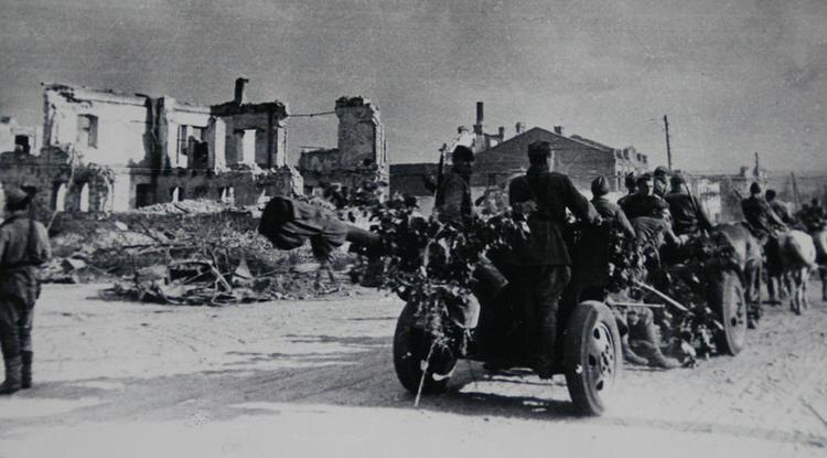 Советские воины 305-й гв. стрелковой дивизии входят в освобождённый ими Белгород, август 1943 года Фото: предоставил Белгородский государственный историко-краеведческий музей