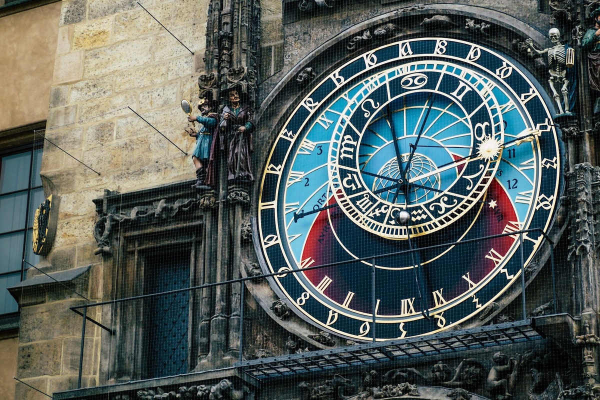     От точного времени до положения планет: как устроены и что показывают астрономические часы