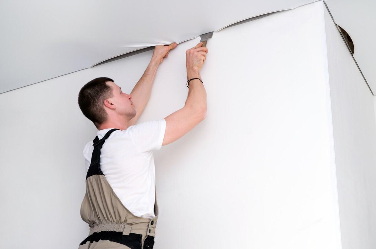 lev.studio / Shutterstock / FOTODOM📷Натяжной потолок — это ПВХ-полотно, которое монтируют под потолком