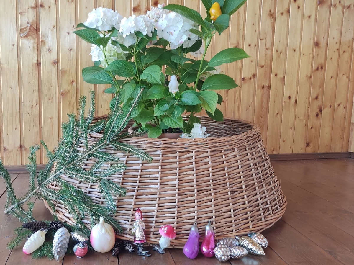 Корзина-"юбка" для новогодней ёлки из натуральной лозы