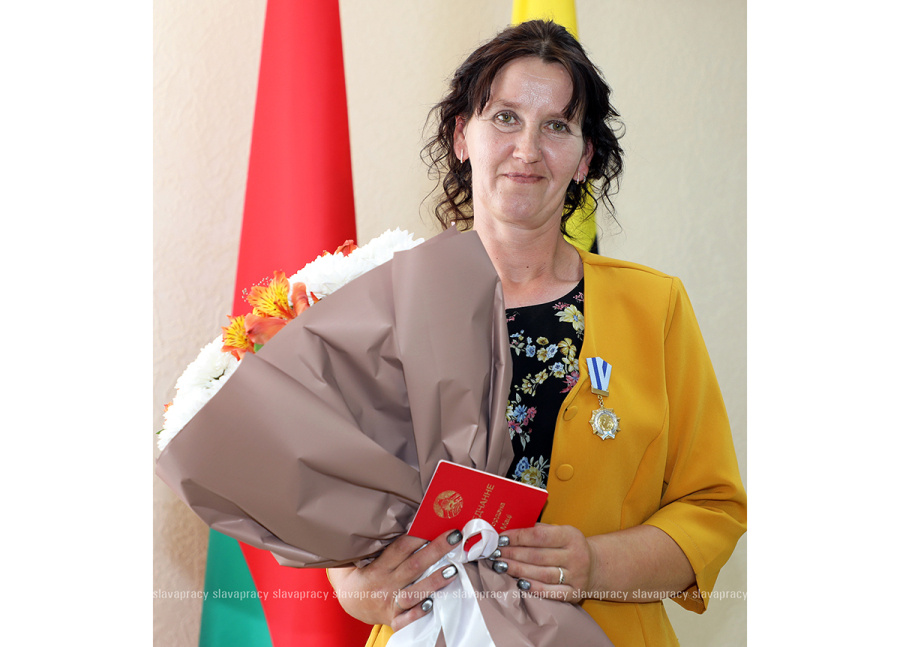     Не только честь, но и ответственность: жительнице Копыльщины вручили орден Матери