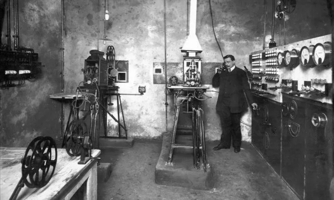 Первоначально аппаратура для сьемок кинофильмов была громоздкая и занимала много места. 