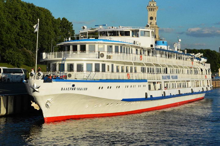 Теплоход «Валерий Чкалов»: отличный выбор для тех, кто ищет речной круиз, сочетающий удобство проживания и насыщенную программу развлечений.