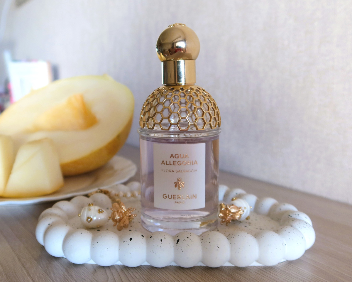 Цвет парфюма фиалковый) 