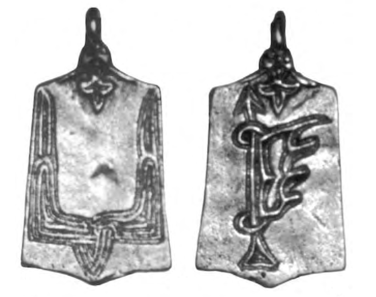 Трапециевидная подвеска из Гнёздово со знаком Рюриковичей и изображением стяга на остроконесном древке с расширяющимся основанием. Петли, кайма и четыре ленты-кисти, а также контуры древка изображеены двйоной контурной линией. Крепление подвески оформлено в виде головы чудовища и трилистника. Аналогичное крепление имеет подвеска с аналогичным двузубцем и вписанным в него соколом, относящаяся к правлению княгини Ольги и князя Святослава.