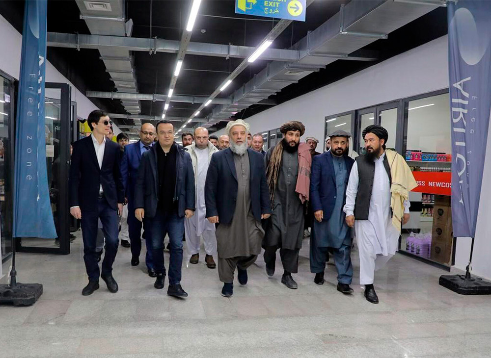 Делегация во главе с министром торговли Афганистана Нуруддином Азизи в МТЦ «Термез». Фото с сайта gov.uz