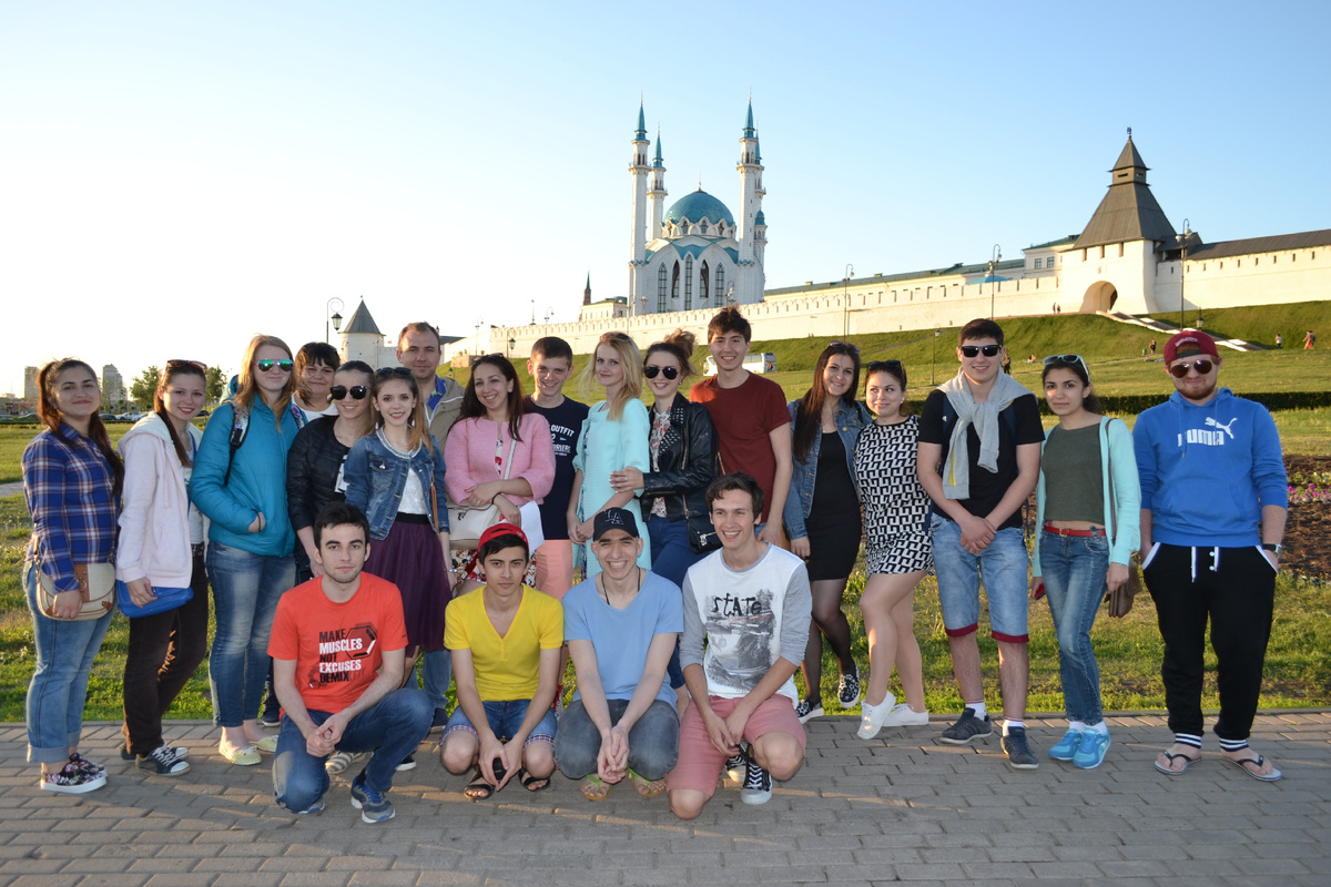 Казань. Кремль. В первом ряду слева направо: 1. Мустафаев Руслан, 2. Валиев Сабир, 3. Джумаев Магомед, 4. Шендриков Александр.  Во втором ряду слева направо: 1. Клиновая Татьяна, 2. Алексеева Елизавета, 3. Недвигина Кристина, 4. Бузоева Индира, 5. Солянник Екатерина, 6. Щербакова Анна, 7. Чирва Марина, 8. Панкова Юлия, 9. Джалагония Георгий, 10. Кочарян Карина, 11. Воропаева Вероника, 12. Трембач Игорь, 13. Мисирян Кристине, 14. Омаров Омар. В третьем ряду слева направо: 1. Чихичин В.В., 2. Гофф Александр 