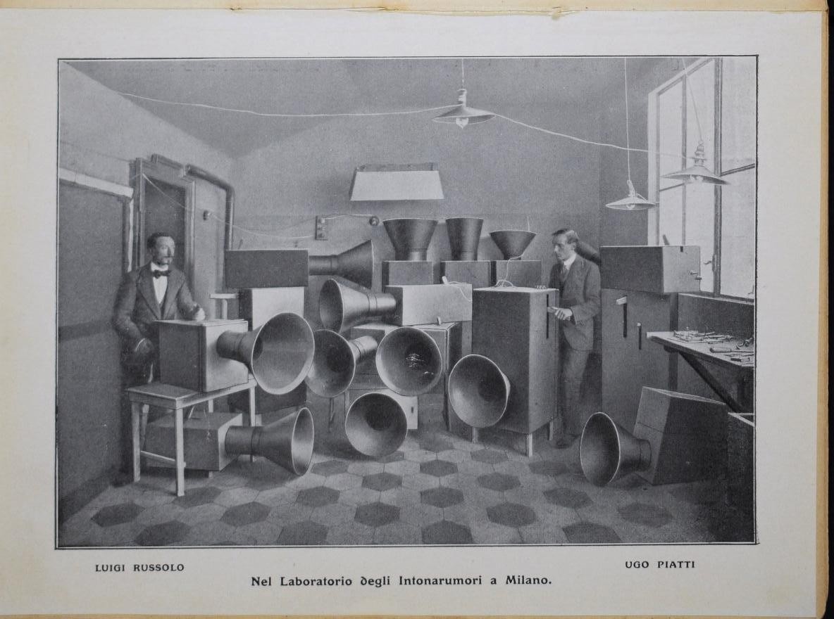 Луиджи Руссоло и Уго Пьяти в своей Миланской мастерской, 1916