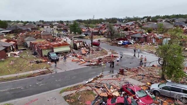 Масштабные разрушения после прохождения ночного торнадо в Оклахоме.