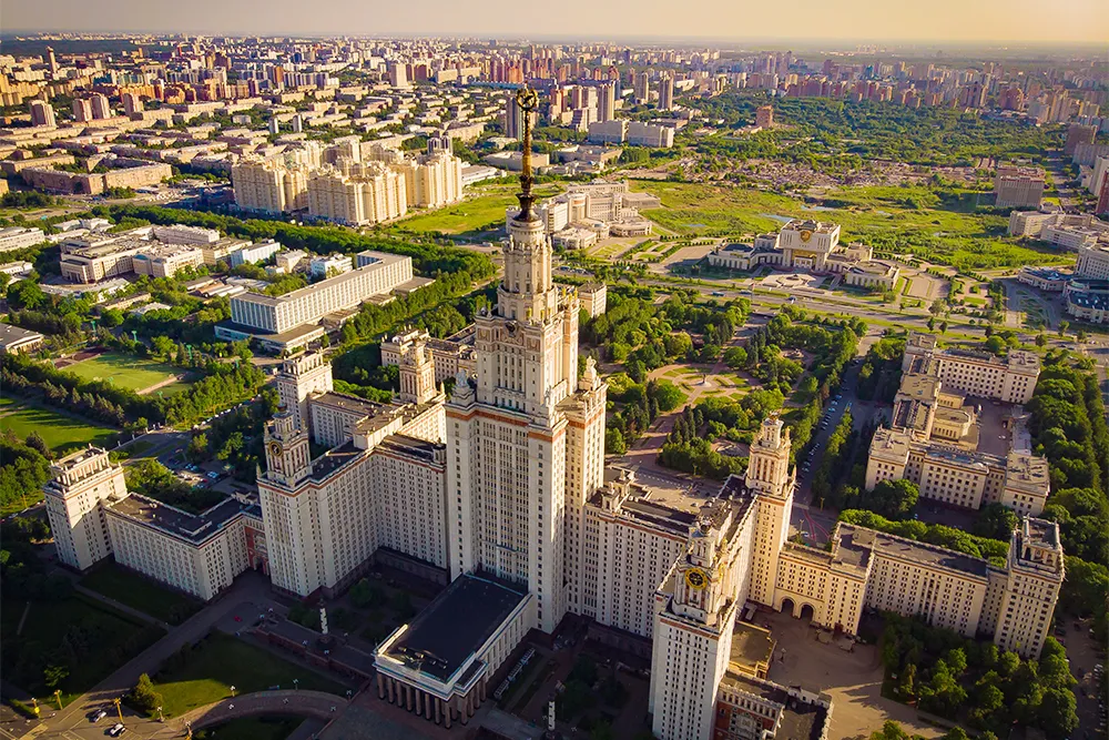 От башни отходят «крылья» — шесть секторов по 18 этажей. Это и есть общежития. А их продолжают другие жилые корпуса по 12 этажей. Источник: Boris Stolyarov / Shutterstock