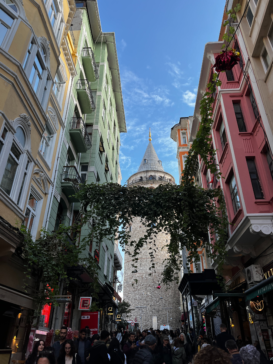 Людей очень много, но для фото можно прийти в 5 утра - будет почти пусто )