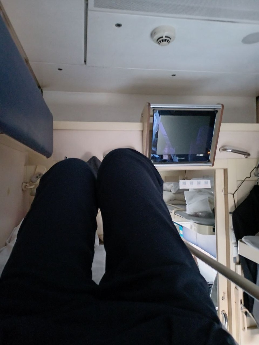 Это, кстати, не двухэтажный вагон. После того, как цены за билет в одноэтажный или двухэтажный вагон сравнялись, я выбираю только одноэтажные. 