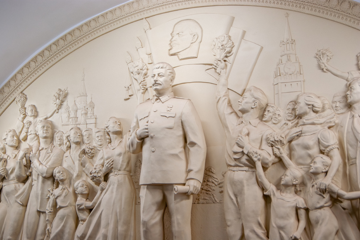 Станция метро "Таганская" (Кольцевая линия). «Благодарность народа вождю-полководцу». Фото автора. Июль 2025 г.