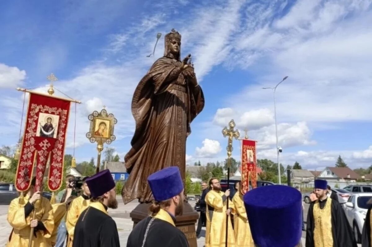    Памятник княгине Ольге открыли у аэропорта в Пскове