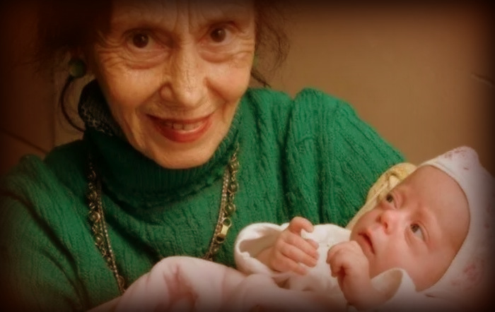 Что стало с родившей в 66 лет первого ребёнка женщиной, как выглядит 20-летняя дочь