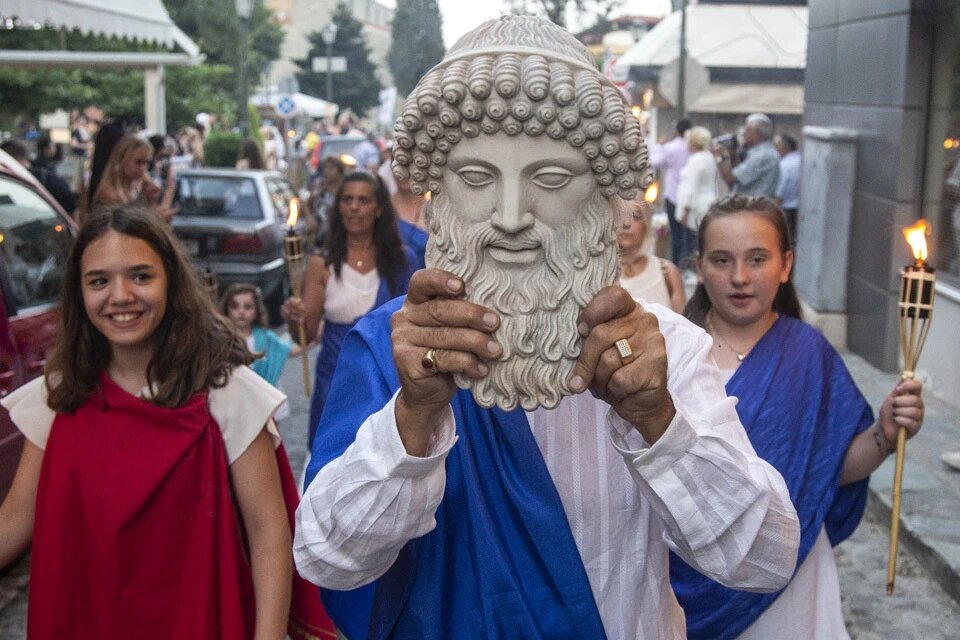 Автор считает, что люди будут кем-то вроде древнегреческих богов - почти всемогущи, но с человеческими страстями. Фото: Nicolas Economou/ZUMAPRESS.com