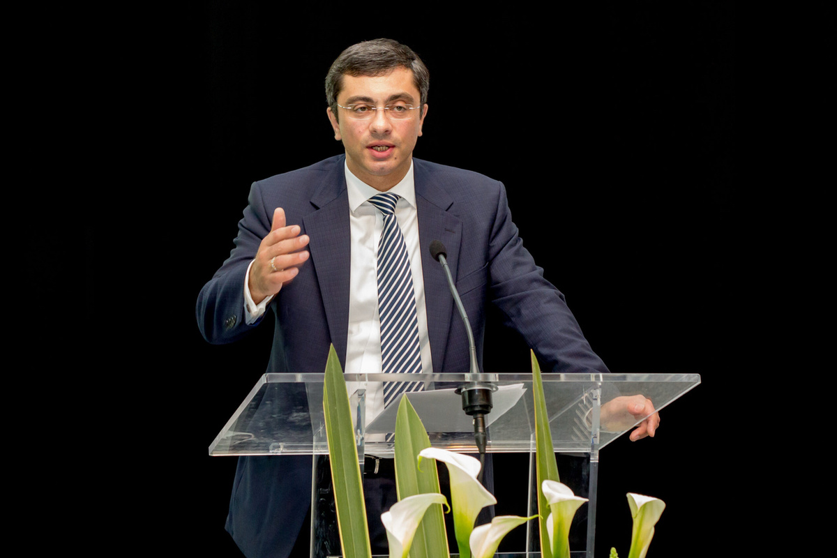 Политик советует снимать сразу крупные суммы