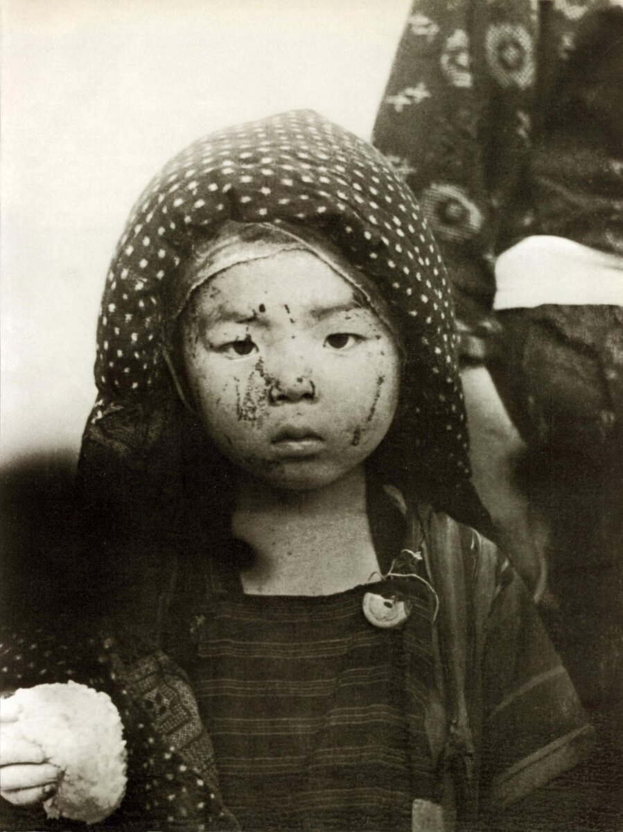 6 августа 1945 года, на завершающем этапе Второй мировой войны, Boeing B-29 сбросил атомную бомбу "Малыш" на город Хиросима, Япония.