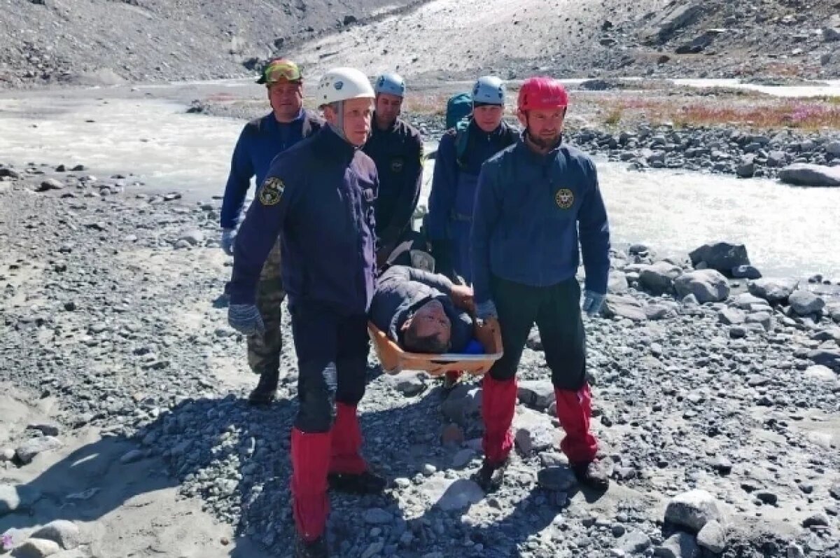    На Алтае спасатели эвакуировали с горы на Ми-8 раненого 71-летнего туриста