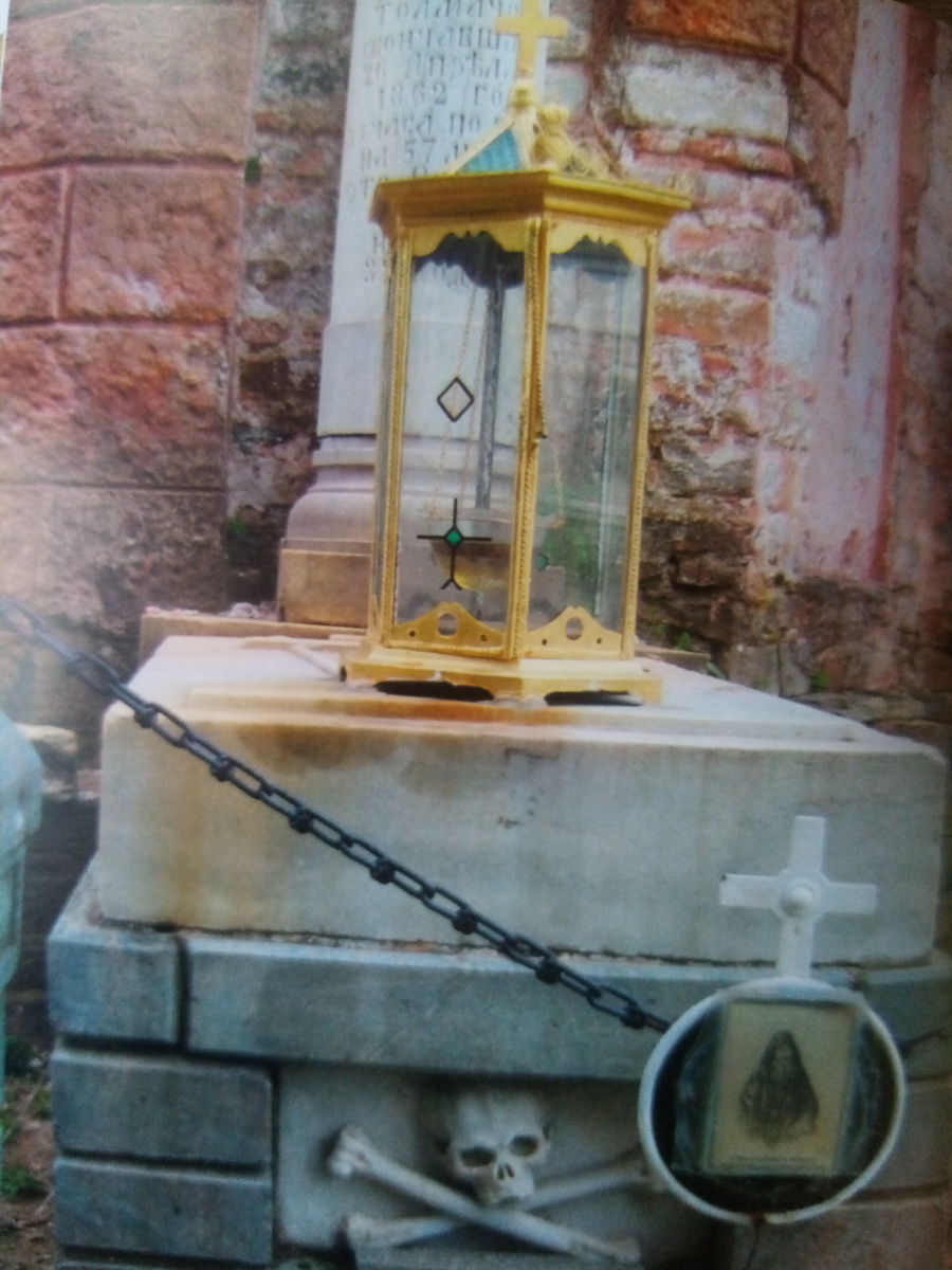 Могила основателя Свято - Андреевского скита иеросхимонаха Виссариона (Толмачёва), почившего в 1862 году. Фото взято из открытых источников. 