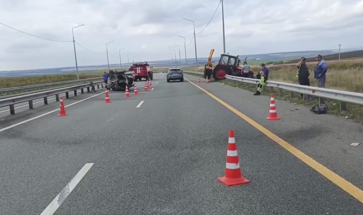    Один из тракторов выбросило на отбойник после того, как у него заклинило колесо