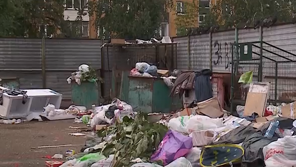     Жители правобережья Красноярска жалуются на горы мусора во дворах