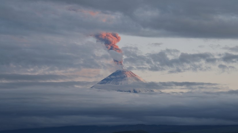     Извержение вулкана Ключевская сопка на Камчатке. Вылет раскалённых фрагментов достигает 500 м над кромкой кратера, высота пепловой колонны — около 7 км РИА Новости Юрий Демянчук