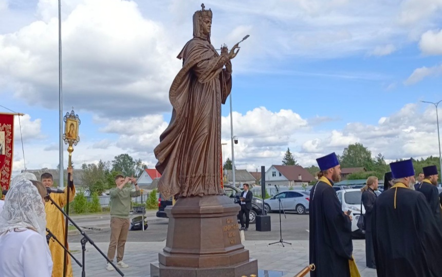 На площади у аэропорта Пскова открыли памятник княгине Ольге