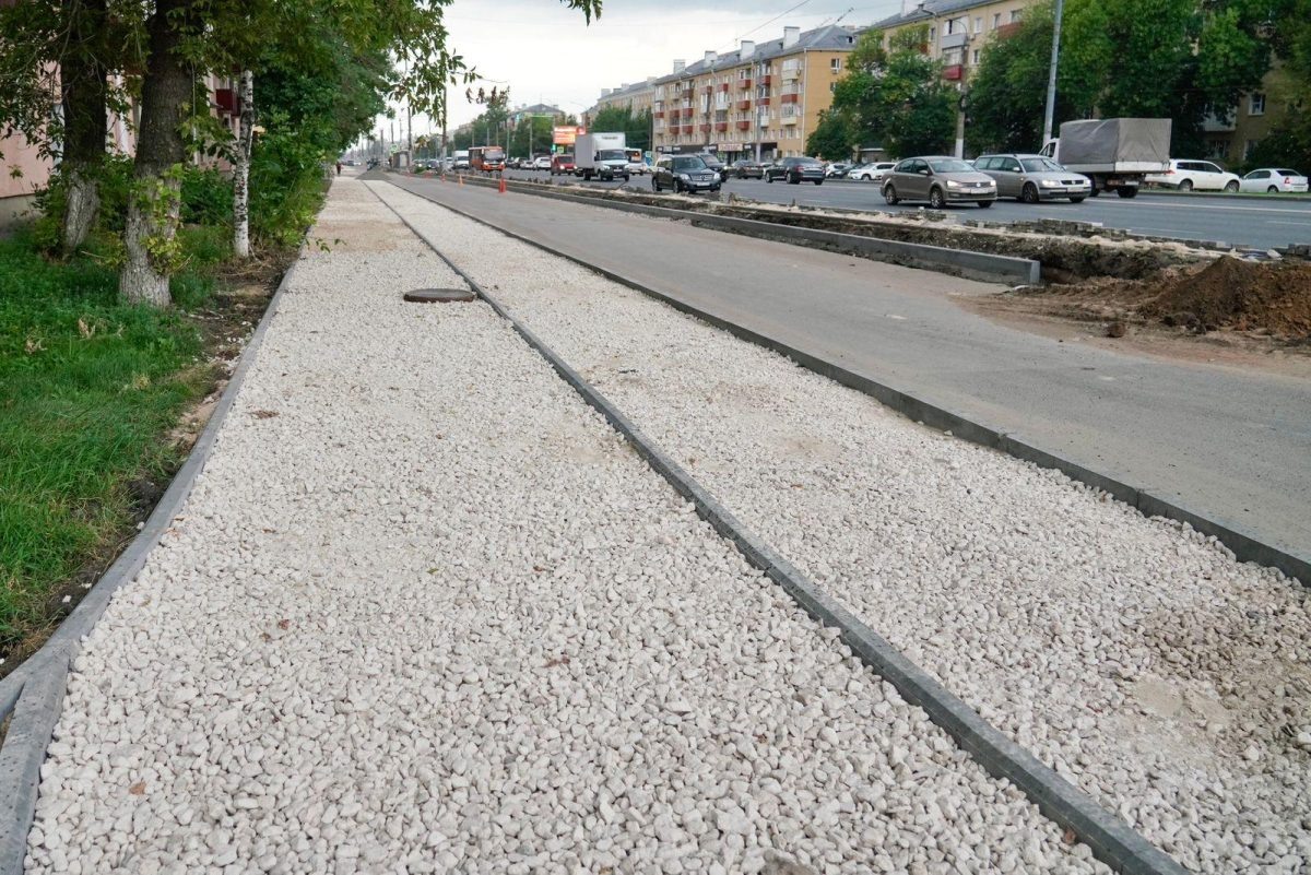    На участке уже демонтировали старое покрытие и уложили слой из щебня