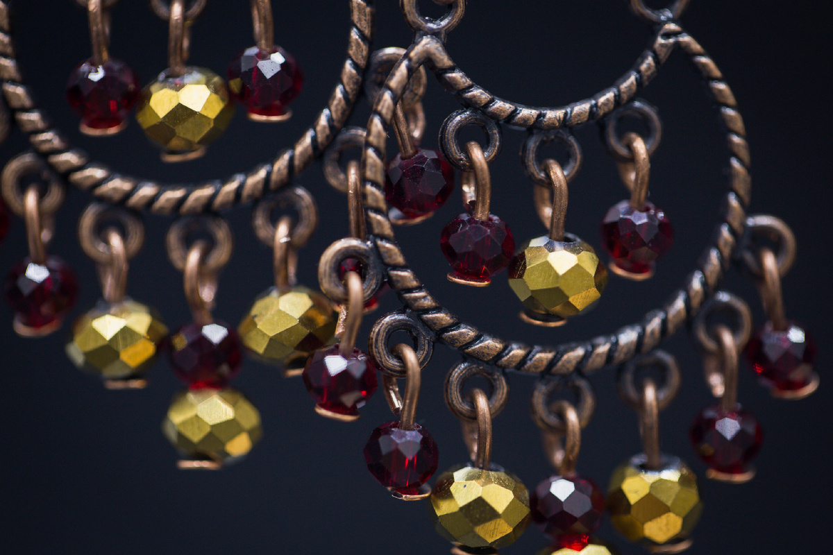 Серьги с подвесками: детали крупно 