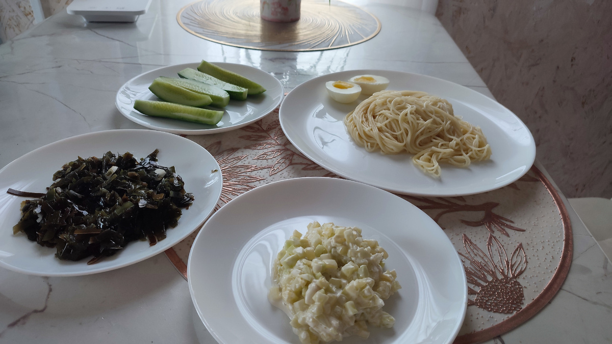Обед: спагетти, кабачковая намазка, морская капуста, огурцы малосоленые, яйцо