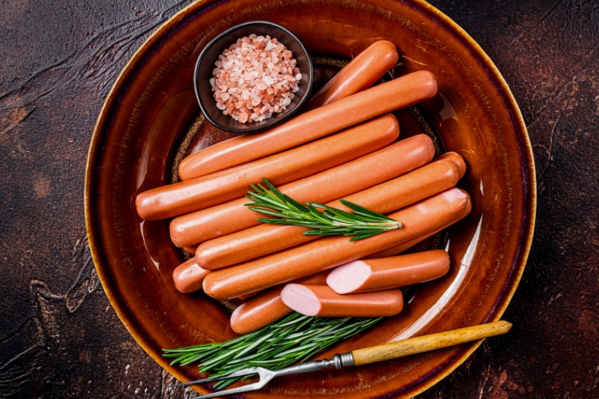 Mironov Vladimir / Shuttersock / FOTODOM📷Сосиски — это переработанный мясной продукт, который первично отварили на производстве