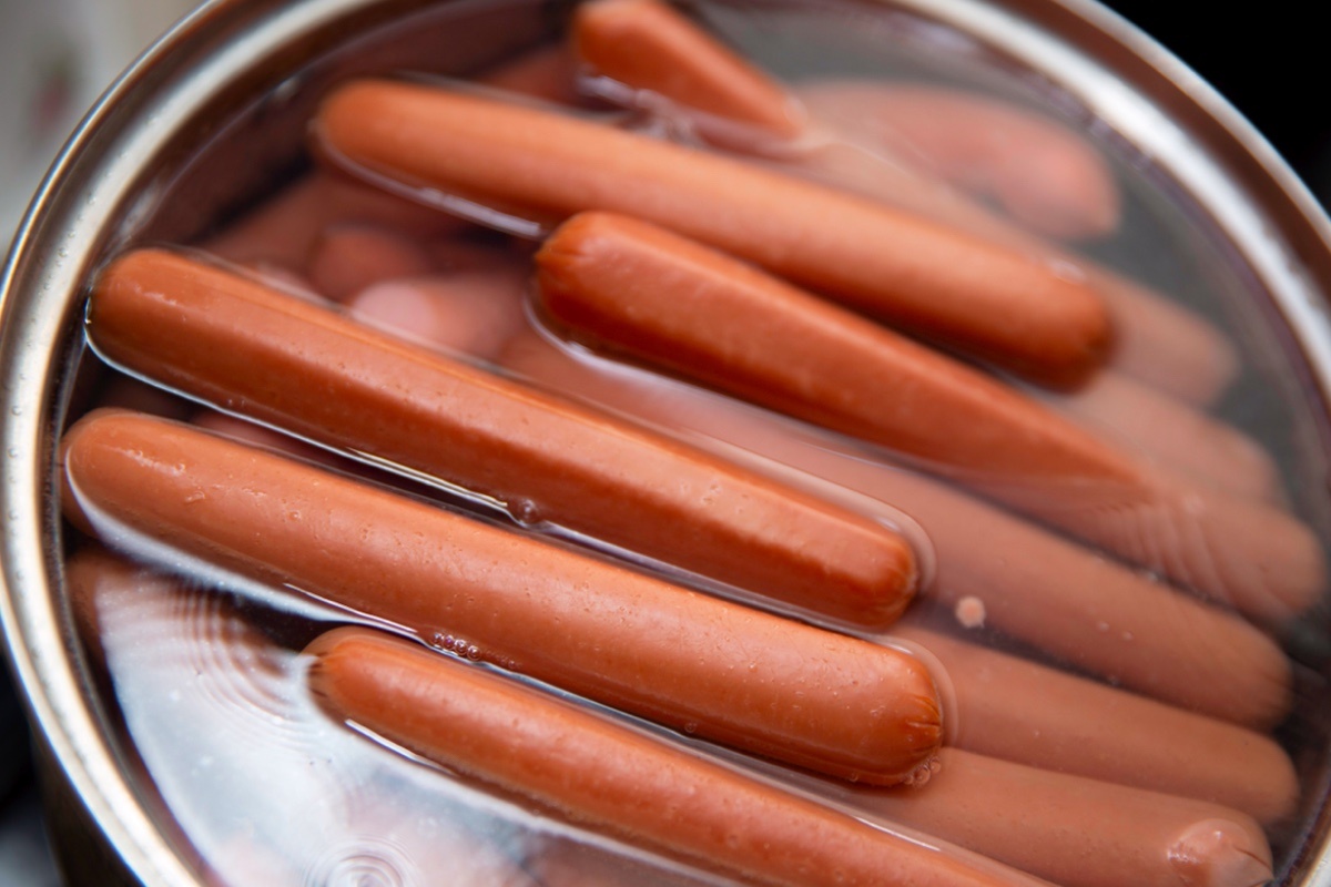 GYG Studio / Shuttersock / FOTODOM📷Искусственную оболочку сосисок перед варкой удаляют