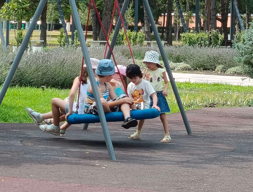 Группа на выездной прогулке в парке, Млава слева. Фото со страницы ГКУ СО КК Армавирский РЦ