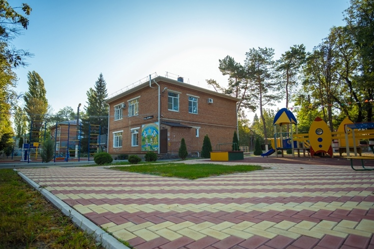 Корпус и игровая площадка. Фото из интернета.