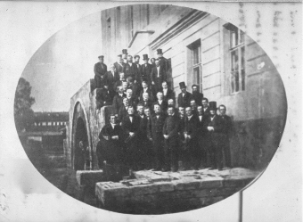 Дагерротип с изображением группы участников празднования столетнего юбилея Московского университета. Источник: Музей истории МГУ.