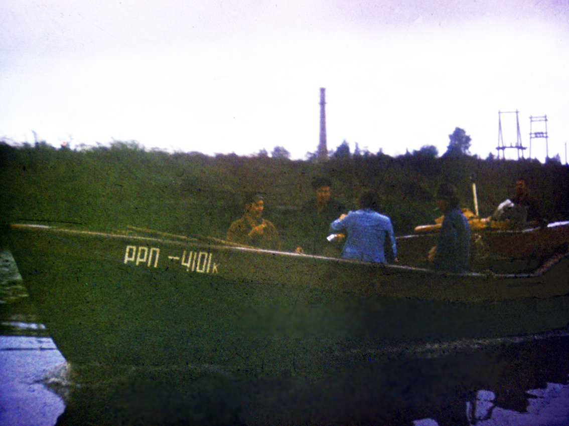Фото Юрия Гулова Восстановлено из сильно повреждённого временем слайда. РЕКА ГАУЯ, Рыбаки колхоза "Царникава". Начало 80-х годов прошлого века. Латв.ССР. Иду на катере параллельным курсом. РАНЕЕ НИГДЕ, НИКОГДА НЕ ОПУБЛИКОВАНО!