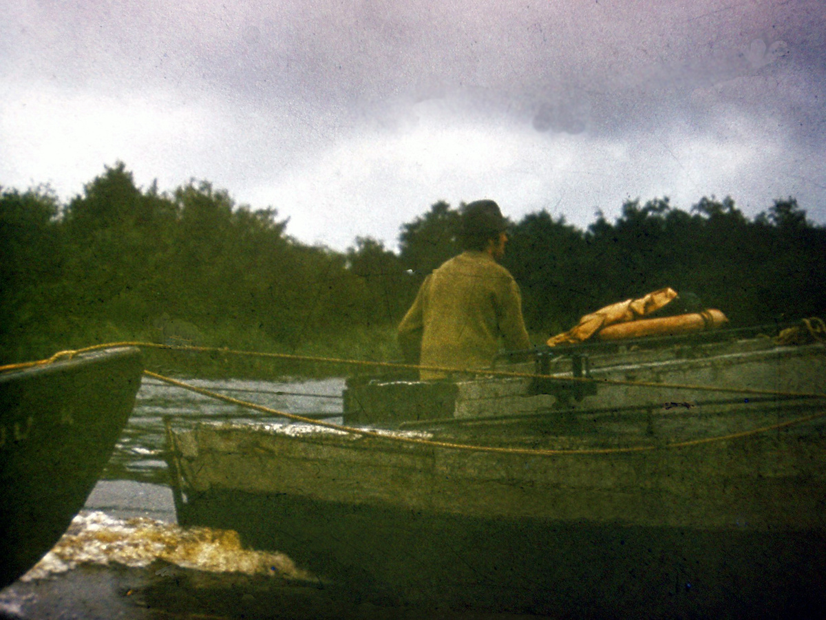 Фото Юрия Гулова Восстановлено из сильно повреждённого временем слайда. РЕКА ГАУЯ, Рыбаки колхоза "Царникава". Начало 80-х годов прошлого века. Латв.ССР. Иду на катере параллельным курсом. РАНЕЕ НИГДЕ, НИКОГДА НЕ ОПУБЛИКОВАНО!