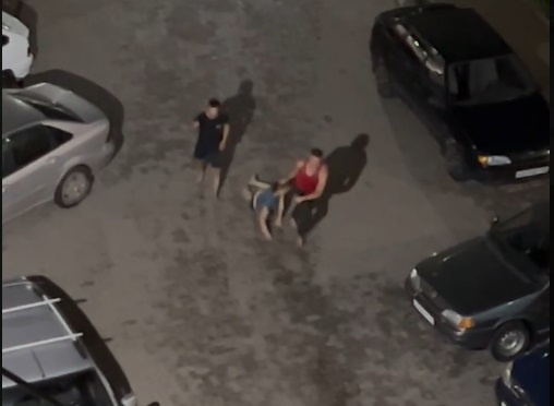     Кадр видео избиения девушки